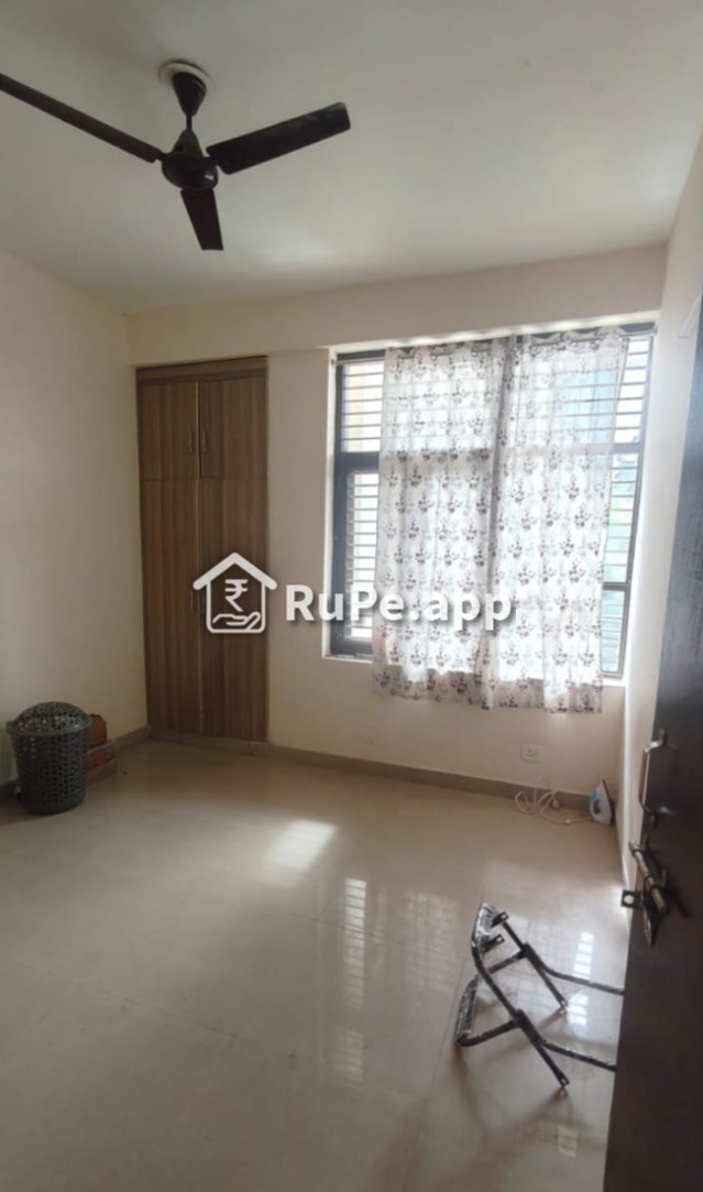 Private Room Available In Shared 3 Bhk Near World Street Faridabad